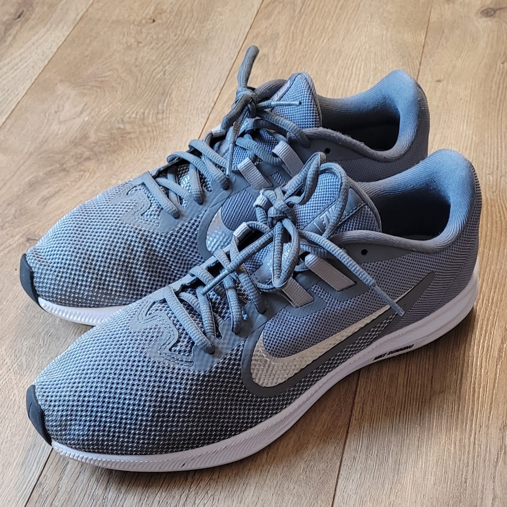 Woman's Nike Running Shoes 9.5